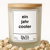 Kerze aus Sojawachs – „ein jahr cooler“ – Frosted Glas, Bambusdeckel