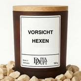 Halloween-Kerze „Vorsicht Hexen“, 150 ml, Bernstein – DiyaDuft