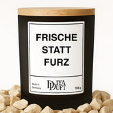 Kerze aus Sojawachs – „FRISCHE STATT FURZ“ – Frosted Glas & Bambusdeckel