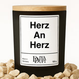 Kerze aus Sojawachs – „Herz An Herz“ – Frosted Glas & Bambusdeckel