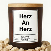 Kerze aus Sojawachs – „Herz An Herz“ – Frosted Glas & Bambusdeckel
