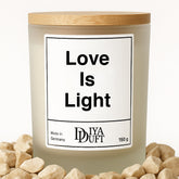 Kerze aus Sojawachs – „Love Is Light“ – Frosted Glas & Bambusdeckel