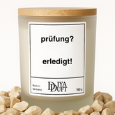 Kerze aus Sojawachs – „Prüfung? Erledigt!“ – Frosted Glas, Bambusdeckel
