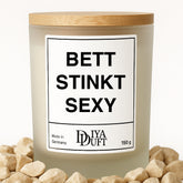 Kerze aus Sojawachs – „BETT STINKT SEXY“ – Frosted Glas & Bambusdeckel