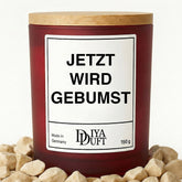 Kerze aus Sojawachs – „JETZT WIRD GEBUMST“ – Frosted Glas & Bambusdeckel