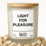 Kerze aus Sojawachs – „LIGHT FOR PLEASURE“ – Frosted Glas & Bambusdeckel