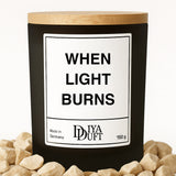 Kerze aus Sojawachs – „WHEN LIGHT BURNS“ – Frosted Glas & Bambusdeckel