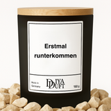 Kerze aus Sojawachs – „Erstmal runterkommen“ – Frosted Glas, Bambusdeckel