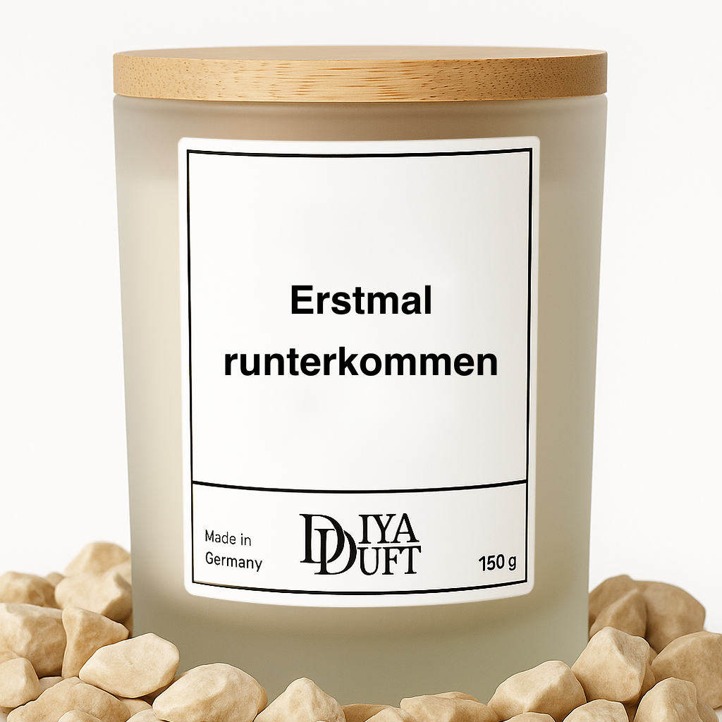 Kerze aus Sojawachs – „Erstmal runterkommen“ – Frosted Glas, Bambusdeckel
