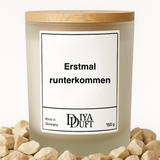 Kerze aus Sojawachs – „Erstmal runterkommen“ – Frosted Glas, Bambusdeckel