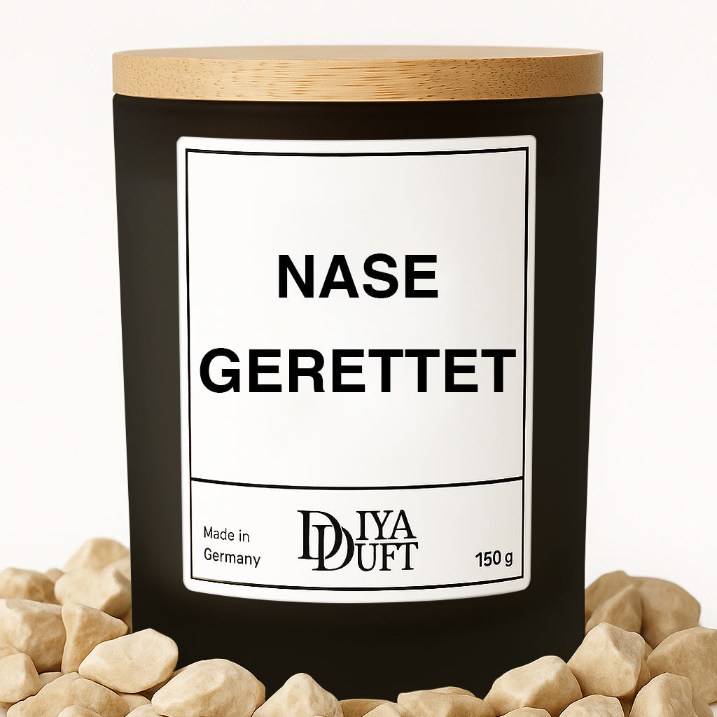 Kerze aus Sojawachs – „NASE GERETTET“ – Frosted Glas & Bambusdeckel