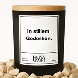 Kerze aus Sojawachs – „In stillem Gedenken“ – Frosted Glas, Bambusdeckel