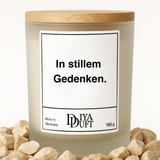 Kerze aus Sojawachs – „In stillem Gedenken“ – Frosted Glas, Bambusdeckel