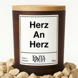 Kerze aus Sojawachs – „Herz An Herz“ – Frosted Glas & Bambusdeckel
