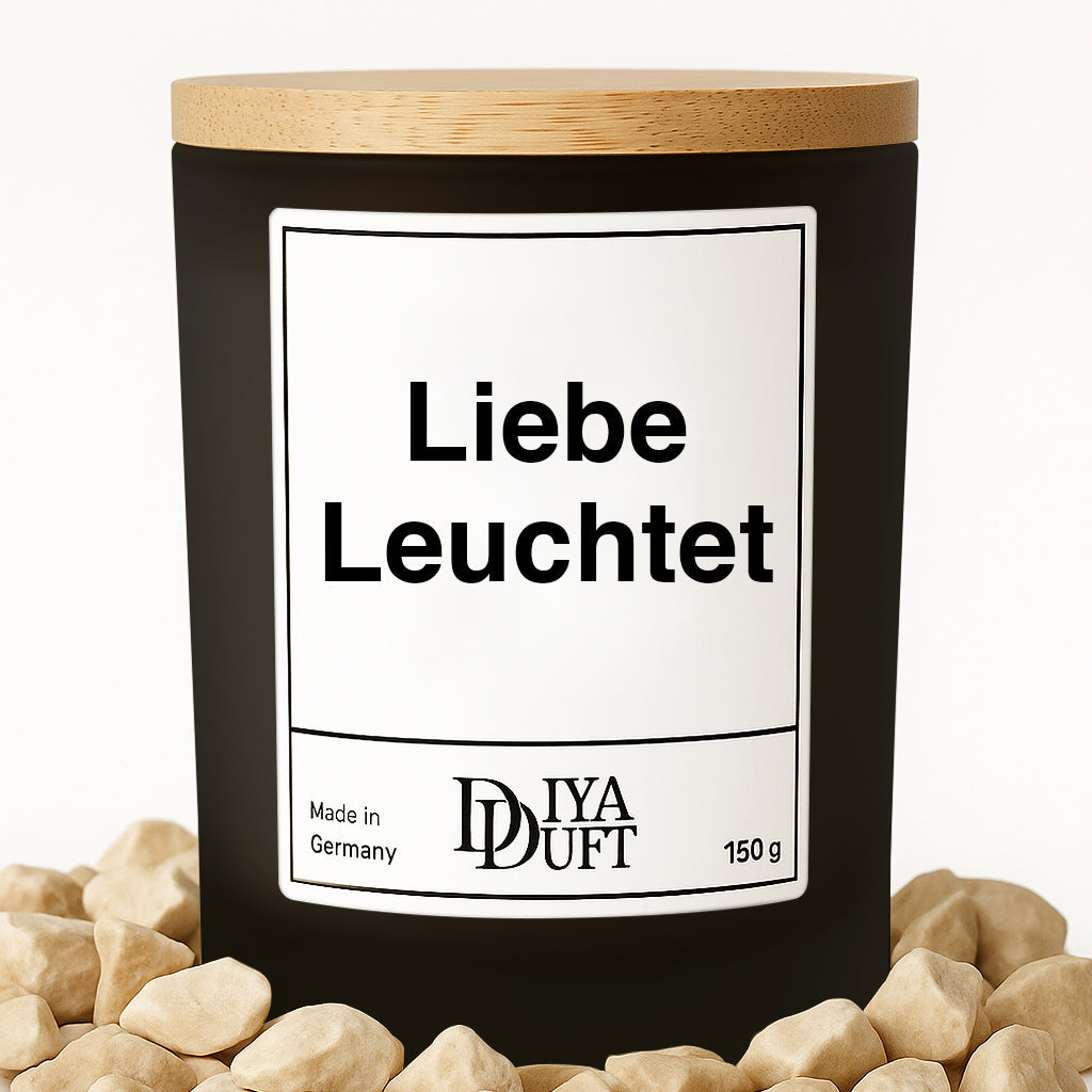 Kerze aus Sojawachs – „Liebe Leuchtet“ – Frosted Glas & Bambusdeckel