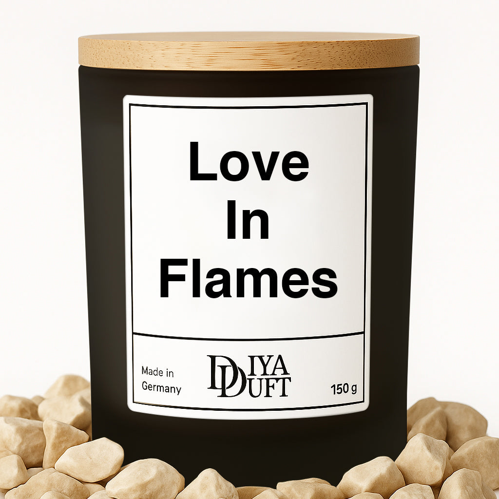 Kerze aus Sojawachs – „Love In Flames“ – Frosted Glas & Bambusdeckel