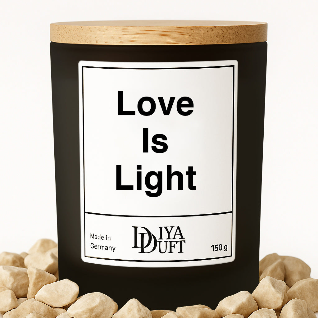 Kerze aus Sojawachs – „Love Is Light“ – Frosted Glas & Bambusdeckel