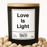 Kerze aus Sojawachs – „Love Is Light“ – Frosted Glas & Bambusdeckel