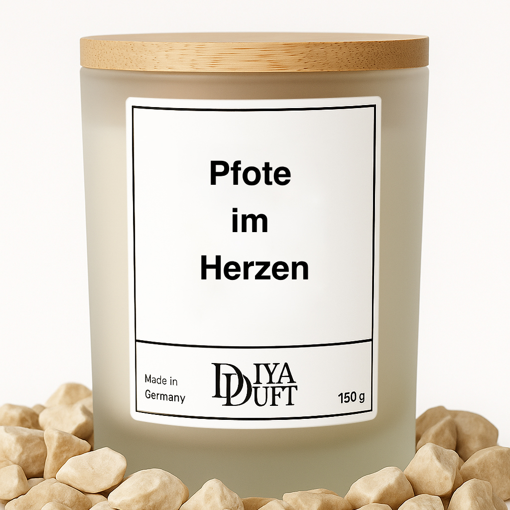 Kerze aus Sojawachs – „Pfote im Herzen“ – Frosted Glas, Bambusdeckel