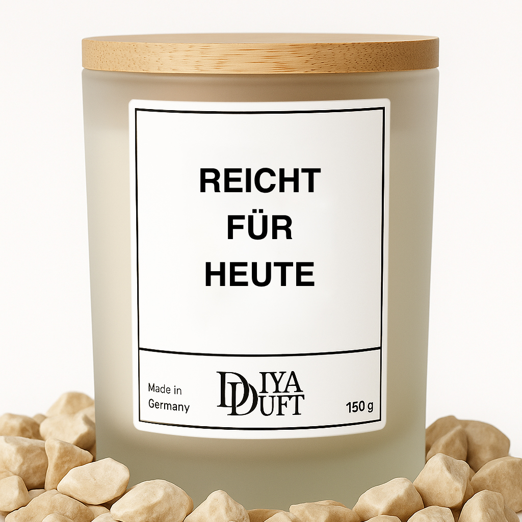 Kerze aus Sojawachs – „Reicht für heute“ – Frosted Glas, Bambusdeckel