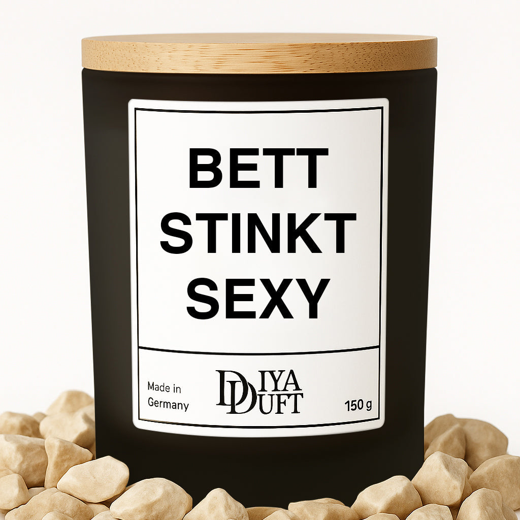 Kerze aus Sojawachs – „BETT STINKT SEXY“ – Frosted Glas & Bambusdeckel