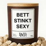 Kerze aus Sojawachs – „BETT STINKT SEXY“ – Frosted Glas & Bambusdeckel