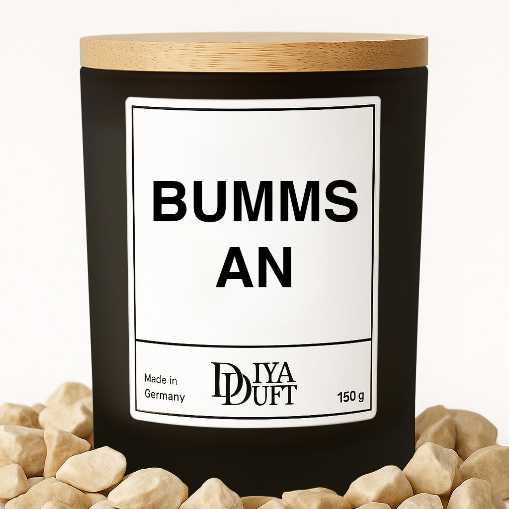 Kerze aus Sojawachs – „BUMMS AN“ – Frosted Glas & Bambusdeckel