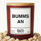 Kerze aus Sojawachs – „BUMMS AN“ – Frosted Glas & Bambusdeckel