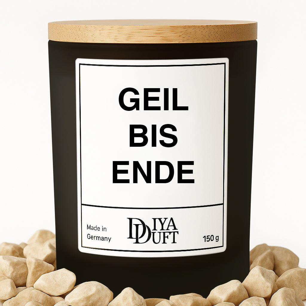 Kerze aus Sojawachs – „GEIL BIS ENDE“ – Frosted Glas & Bambusdeckel