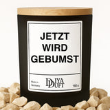 Kerze aus Sojawachs – „JETZT WIRD GEBUMST“ – Frosted Glas & Bambusdeckel