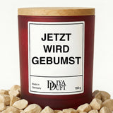 Kerze aus Sojawachs – „JETZT WIRD GEBUMST“ – Frosted Glas & Bambusdeckel