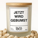 Kerze aus Sojawachs – „JETZT WIRD GEBUMST“ – Frosted Glas & Bambusdeckel