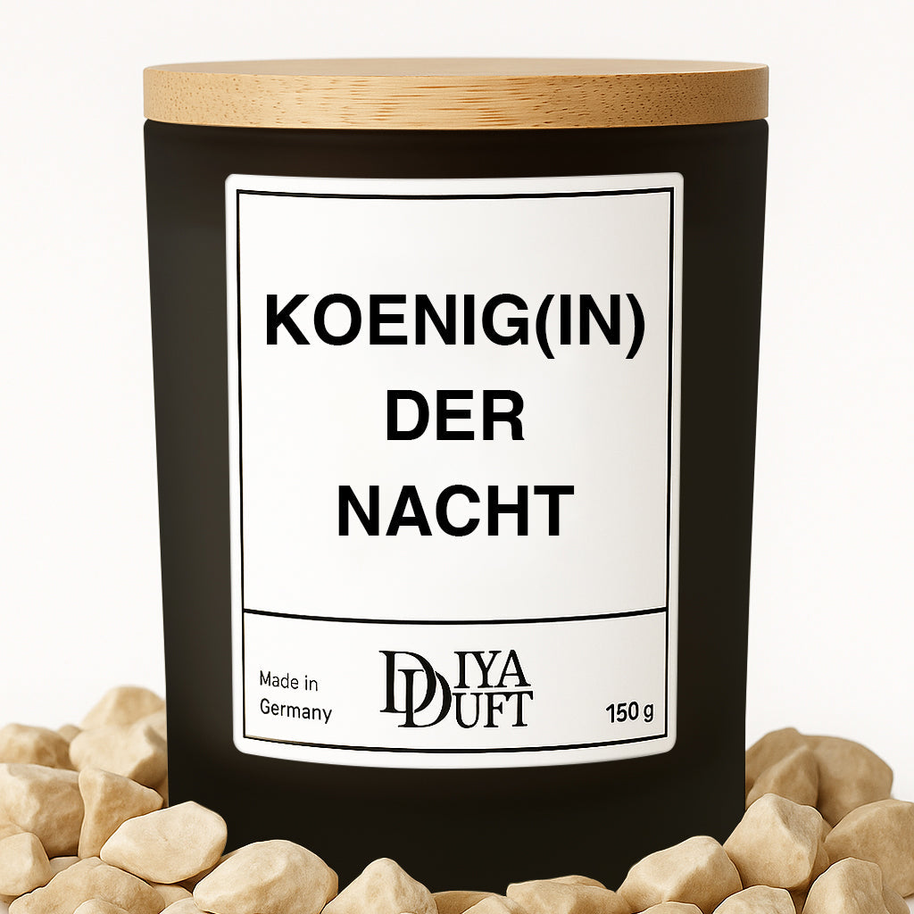 Kerze aus Sojawachs – „KÖNIG(IN) DER NACHT“ – Frosted Glas & Bambusdeckel