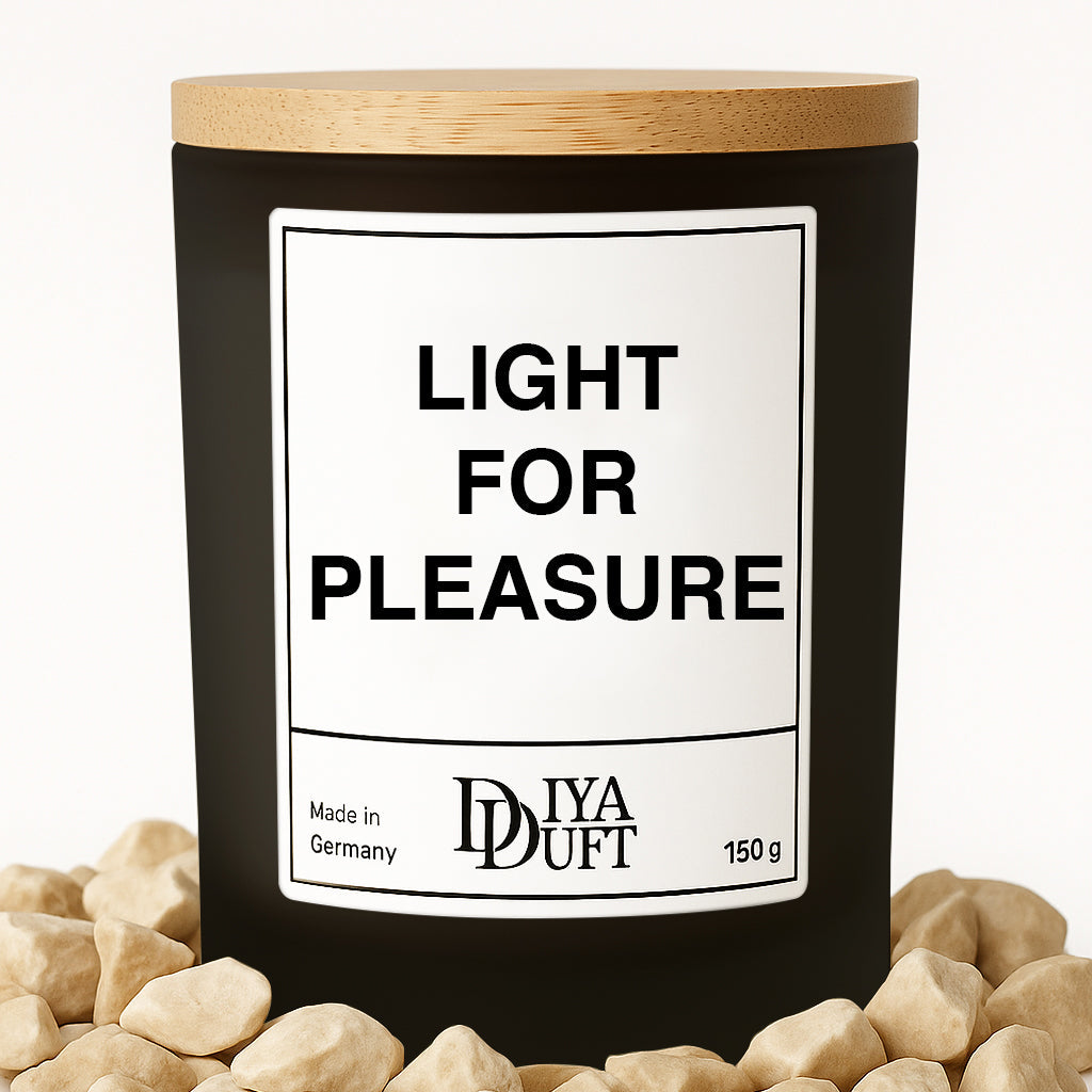 Kerze aus Sojawachs – „LIGHT FOR PLEASURE“ – Frosted Glas & Bambusdeckel