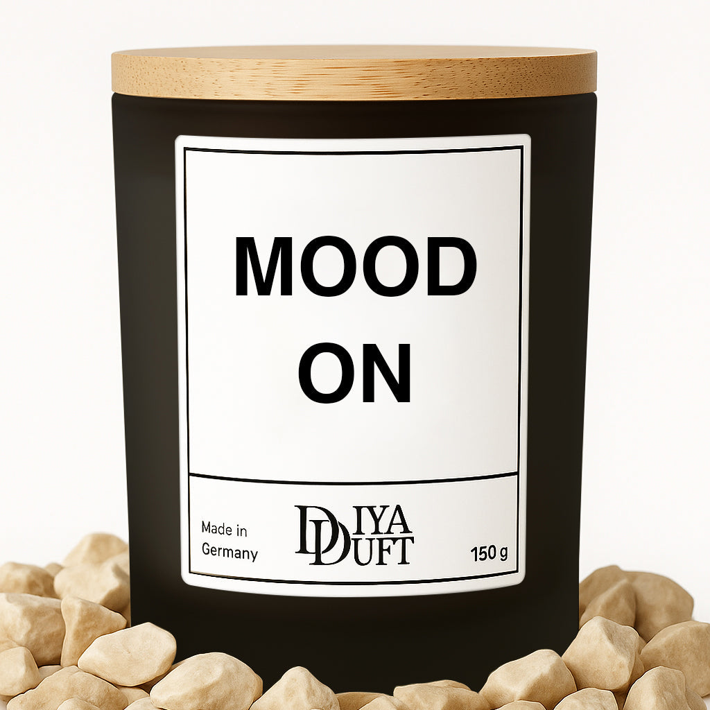 Kerze aus Sojawachs – „MOOD ON“ – Frosted Glas & Bambusdeckel