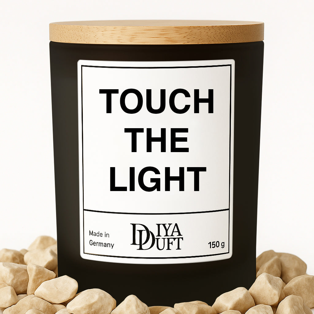 Kerze aus Sojawachs – „TOUCH THE LIGHT“ – Frosted Glas & Bambusdeckel