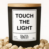 Kerze aus Sojawachs – „TOUCH THE LIGHT“ – Frosted Glas & Bambusdeckel