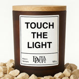 Kerze aus Sojawachs – „TOUCH THE LIGHT“ – Frosted Glas & Bambusdeckel