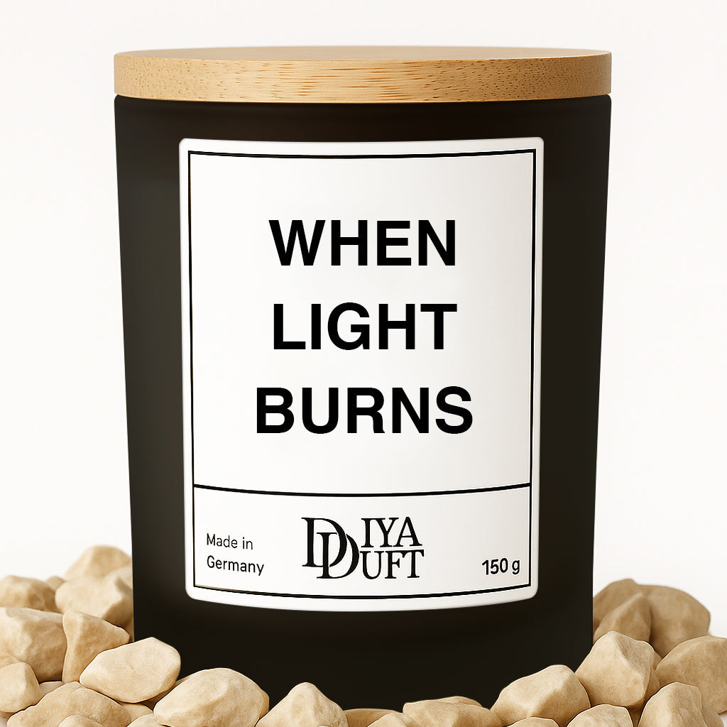 Kerze aus Sojawachs – „WHEN LIGHT BURNS“ – Frosted Glas & Bambusdeckel