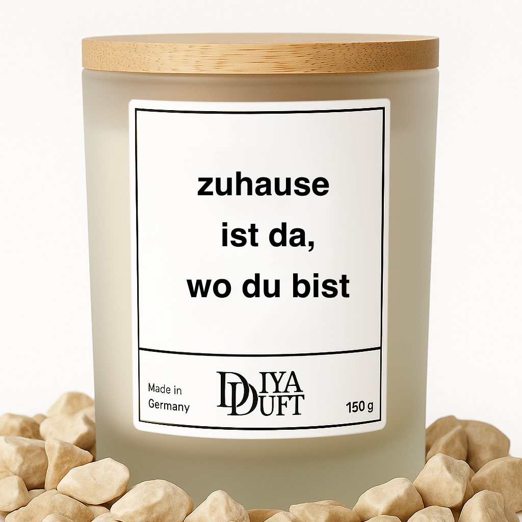 Kerze aus Sojawachs – „zuhause ist da, wo du bist“ – Frosted Glas, Bambusdeckel