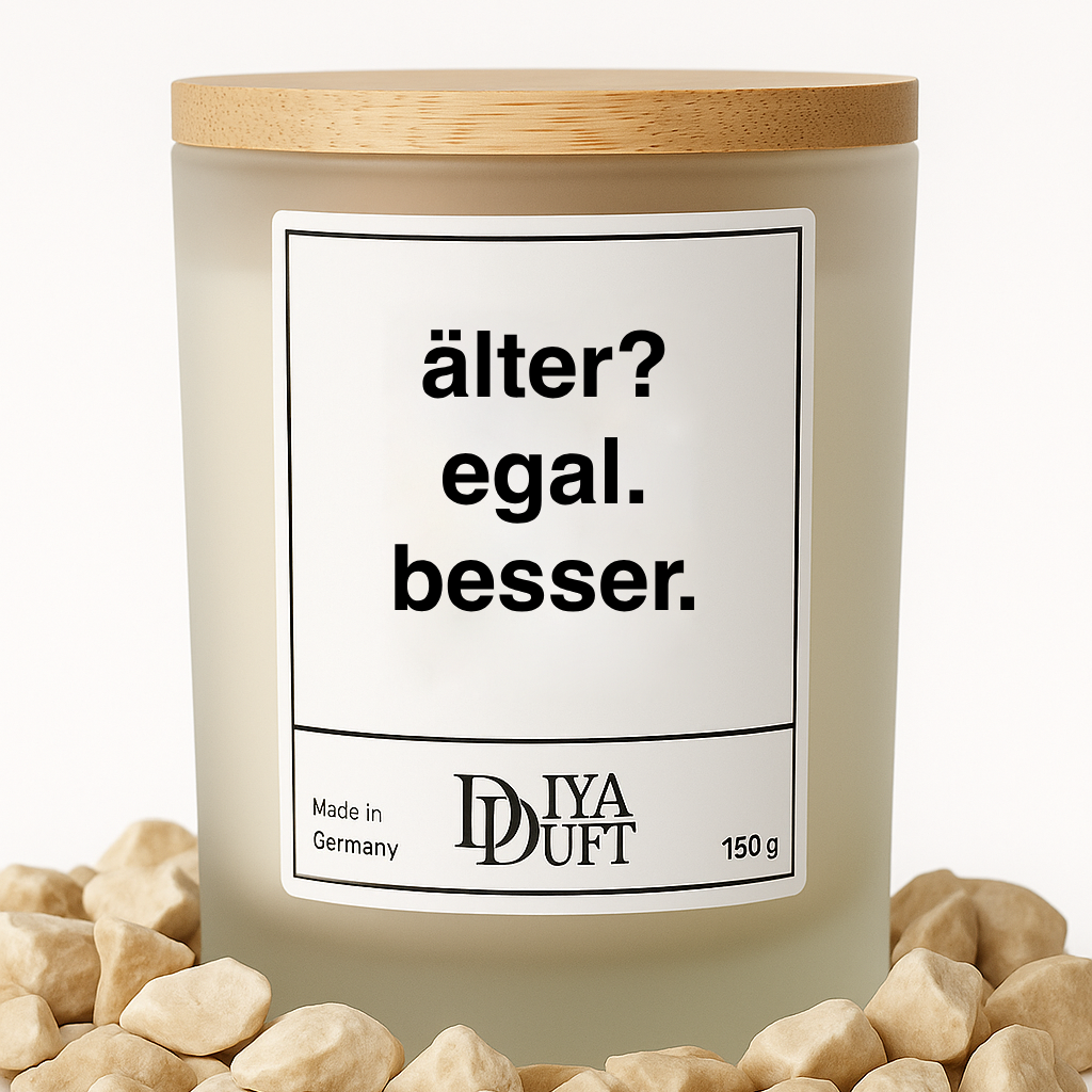 Kerze aus Sojawachs – „älter? egal. besser.“ – Frosted Glas, Bambusdeckel