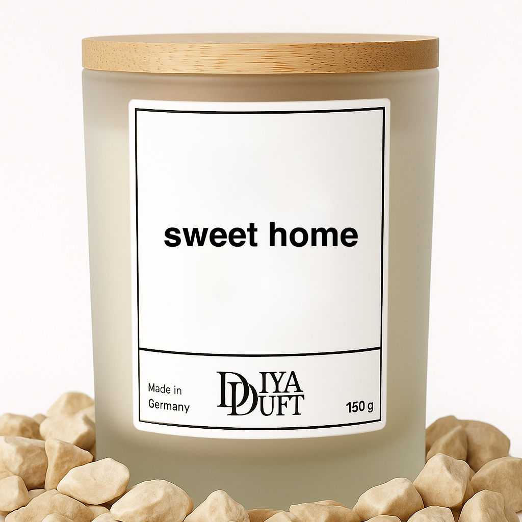 Kerze aus Sojawachs – „sweet home“ – Frosted Glas, Bambusdeckel